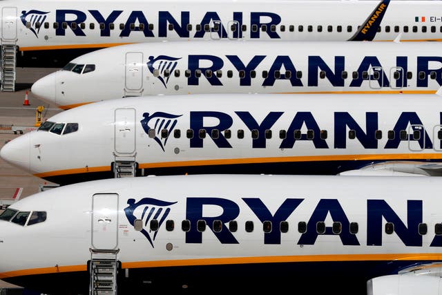 <p>Los aviones de Ryanair son fotografiados en el aeropuerto de Stansted, al noreste de Londres, el 20 de agosto de 2020.&nbsp;</p>
