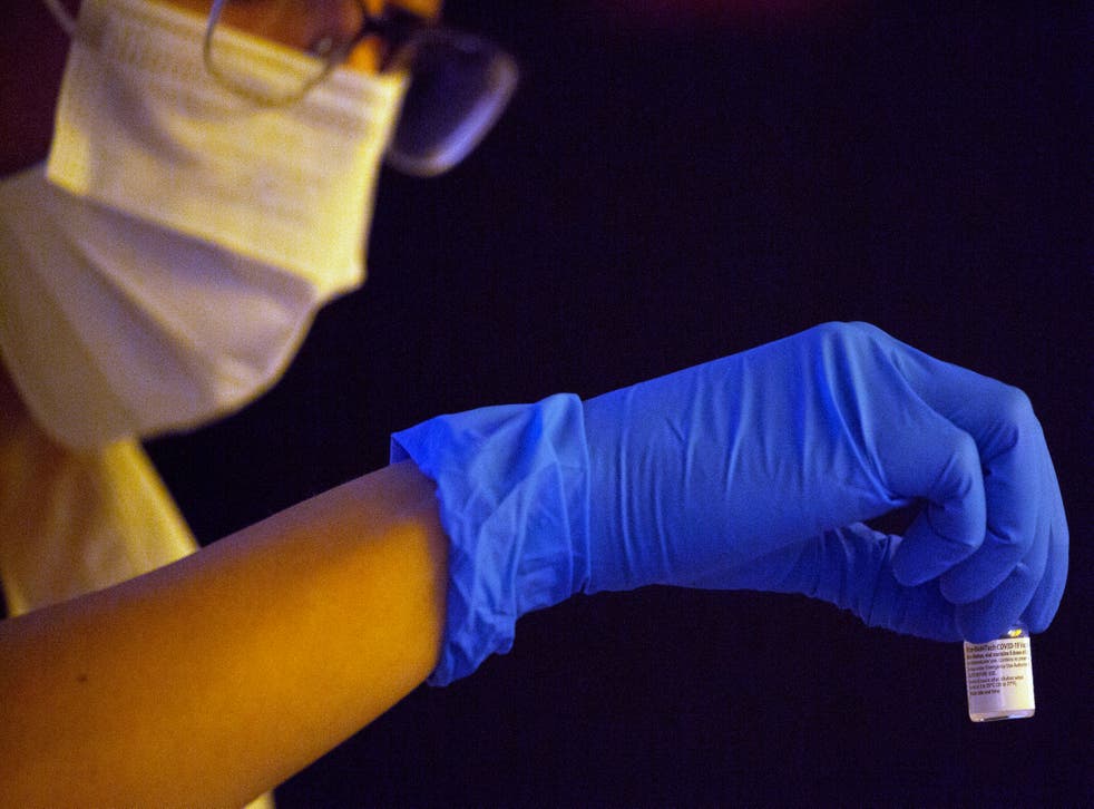 <p>Un médico israelí con la vacuna contra el coronavirus en Ganei Tikva, Israel.</p>