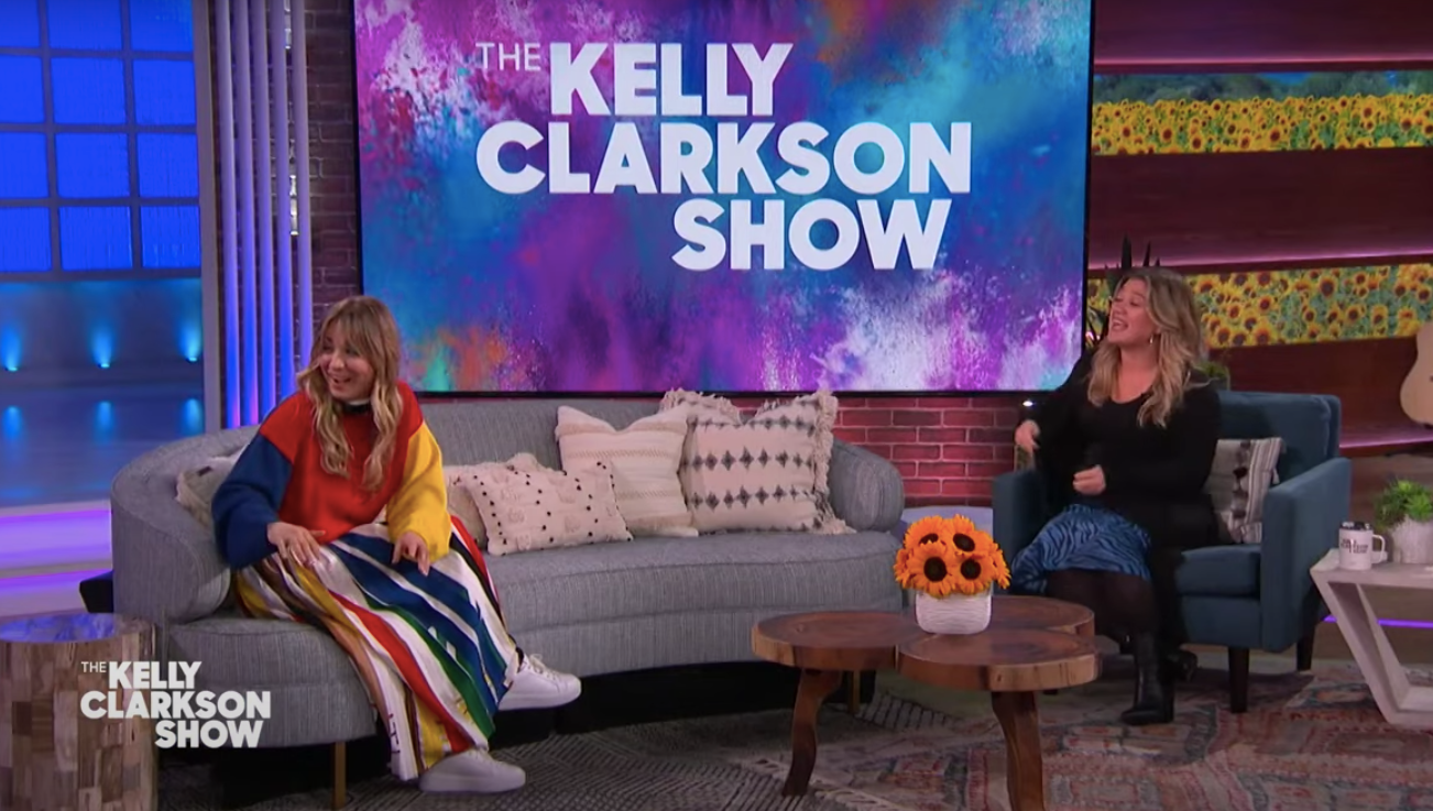 <p>Kelly Clarkson y Kaley Cuoco intercambian historias de apagón en The Kelly Clarkson Show.</p>