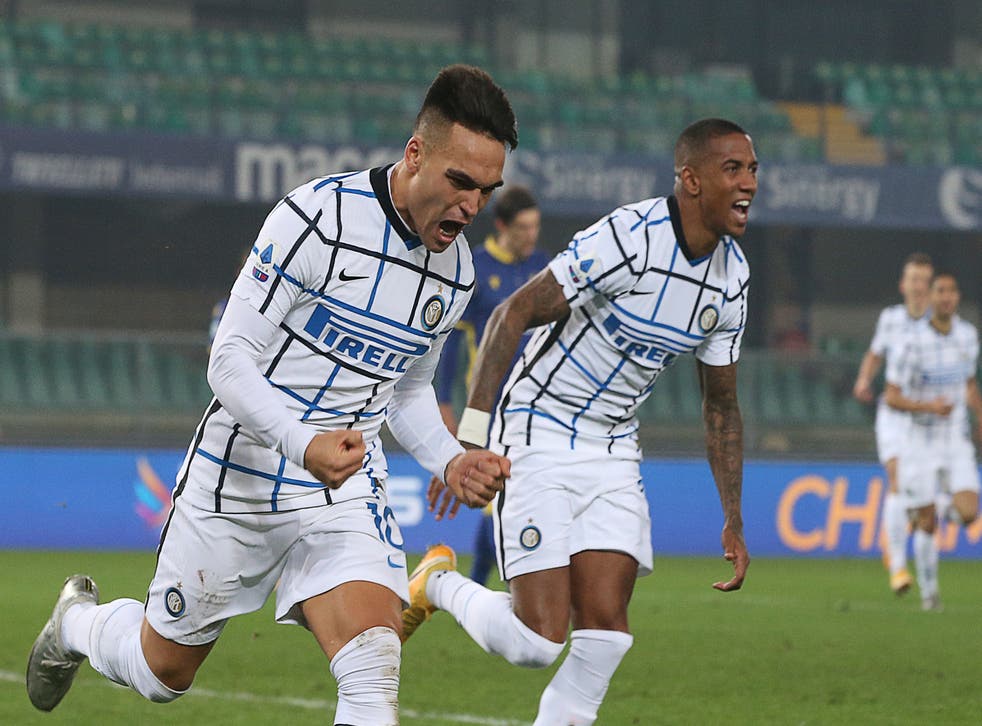 <p>El delantero argentino del Inter de Milán Lautaro Martínez, izquierda, celebra tras anotar el primer gol del equipo en un partido de la Serie A italiana contra Verona el miércoles, 23 de diciembre del 2020. </p>