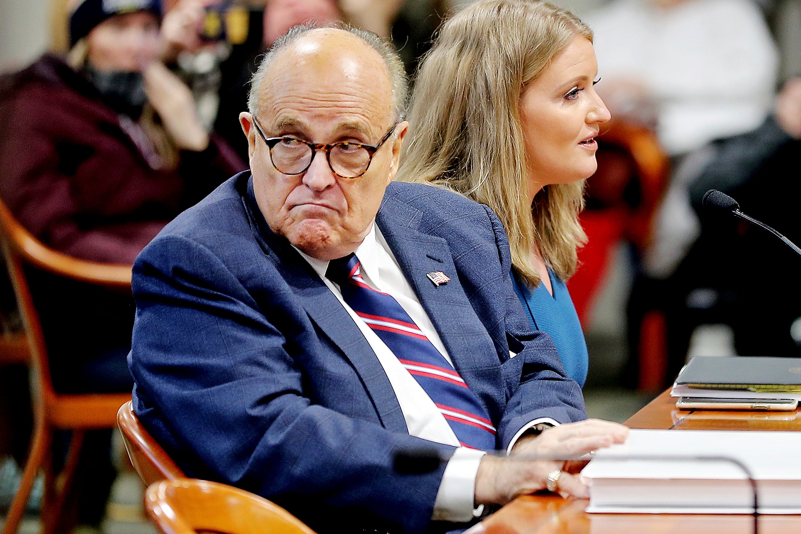 Photo of Právnici Dominion varujú pred „okamžitými“ súdnymi krokmi proti Rudy Giuliani