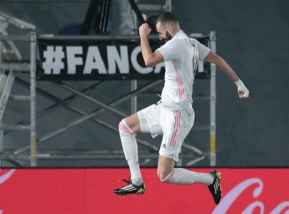 <p>El astro de Real Madrid Karim Benzema celebra tras anotar el segundo gol de su equipo en un partido de La Liga española contra Granada el miércoles, 23 de diciembre del 2020. </p>