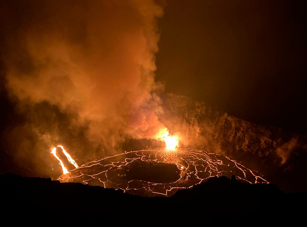 <p>La lava que brotó del suelo durante la última erupción está contenida dentro de Halemaumau.</p>
