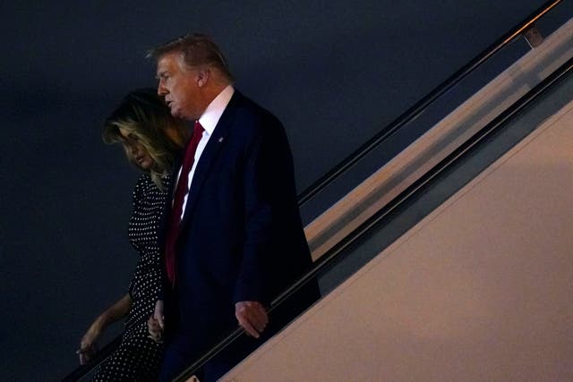 <p>El presidente Donald Trump y la primera dama Melania Trump descienden del avión presidencial.</p>