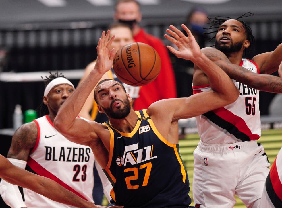 <p>El Jazz tuvo otros cuatro hombres que atraparon al menos seis rebotes, incluido Clarkson con siete tras salir de la banca.</p>