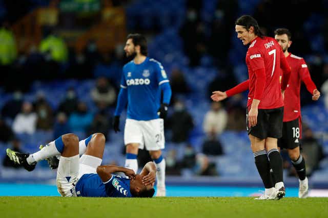 Edinson Cavani escapó a cualquier acción por agarrar a Yerry Mina por el cuello durante la victoria del Manchester United sobre el Everton