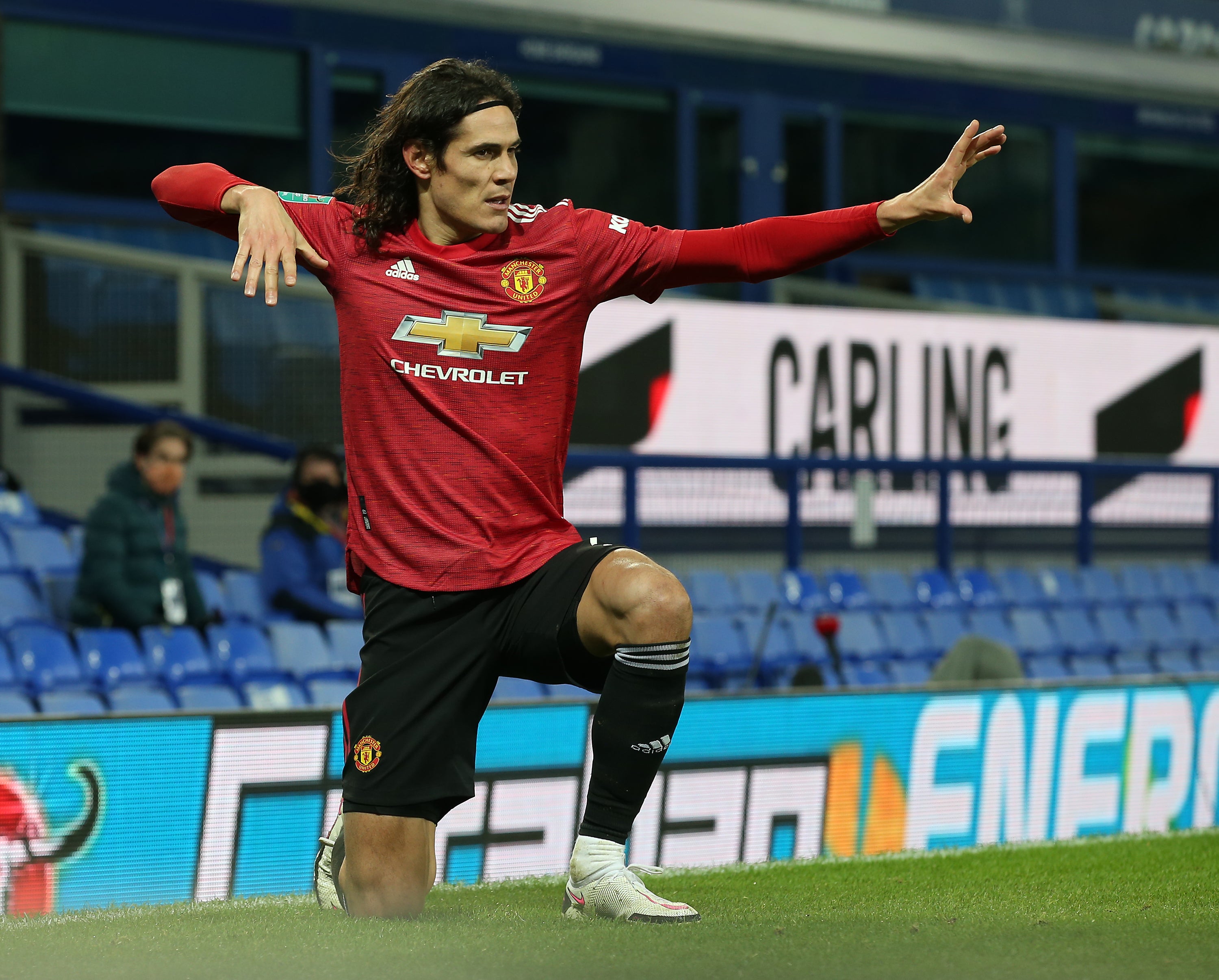 Cavani celebrates at Goodison Park