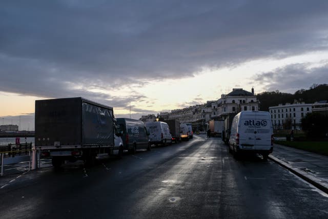 <p>Miles de camioneros y están en atascos masivos del puerto de Dover el día de Nochebuena, retenidos por la lenta entrega de resultados en las pruebas de coronavirus que exige ahora Francia.</p>