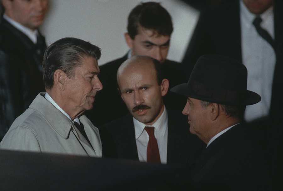 Pavel Palazhchenko with Mikhail Gorbachev (r) and Ronald Reagan at the 1986 Reykjavik Summit