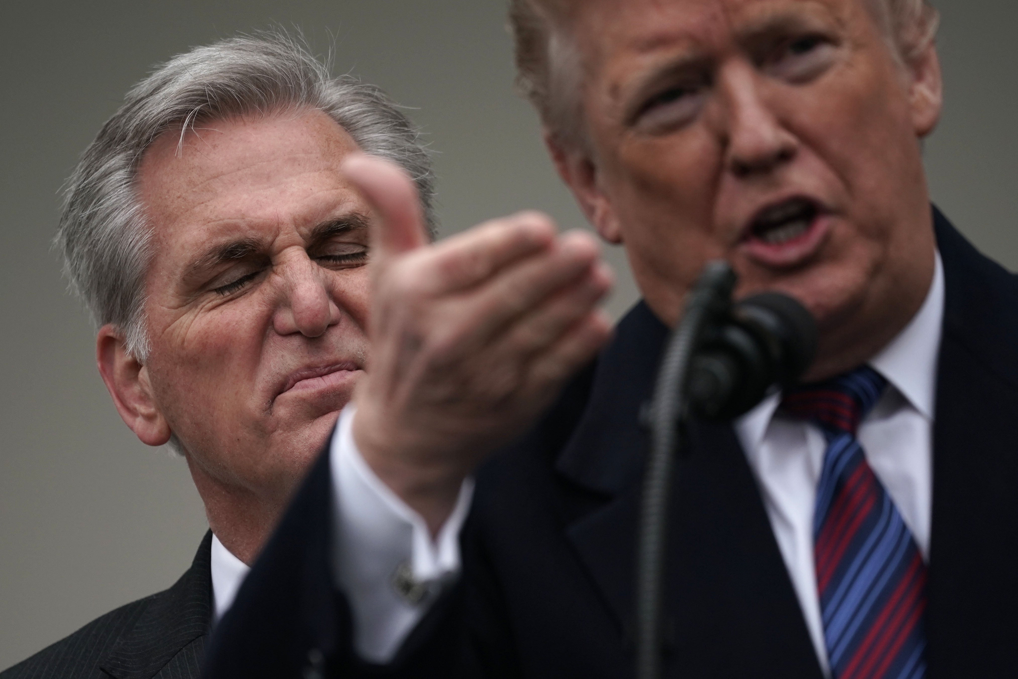 <p>WASHINGTON, DC - 4 DE ENERO: El presidente de los Estados Unidos, Donald Trump (R), habla junto con el Representante Kevin McCarthy (R-CA) (L) en el Rose Garden de la Casa Blanca el 4 de enero de 2019 en Washington, DC. Trump recibió a legisladores demócratas y republicanos en la Casa Blanca para la segunda reunión en tres días, ya que el cierre del gobierno se dirige a su tercera semana.&nbsp;</p>