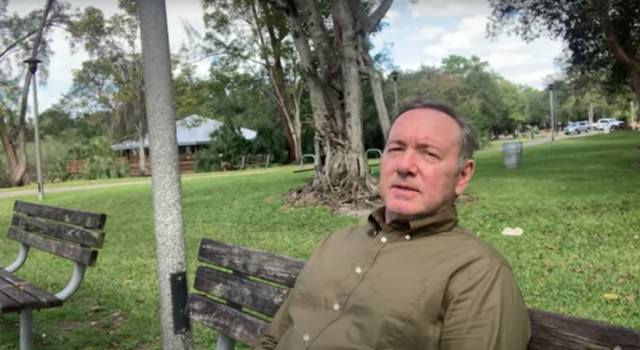 Kevin Spacey comparte video anual de Navidad