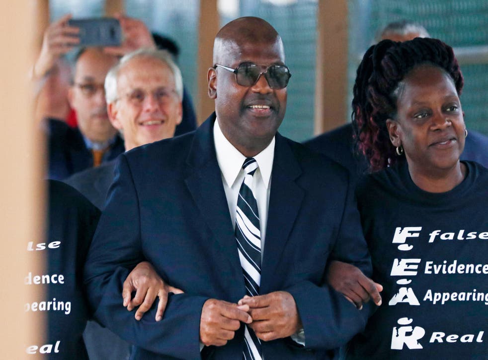 <p>En imagen de archivo del lunes 16 de diciembre de 2019, Curtis Flowers es acompañado por su hermana Priscilla Ward al abandonar las Instalaciones de la Correccional Regional Winston Choctaw, en Louisville, Mississippi.</p>