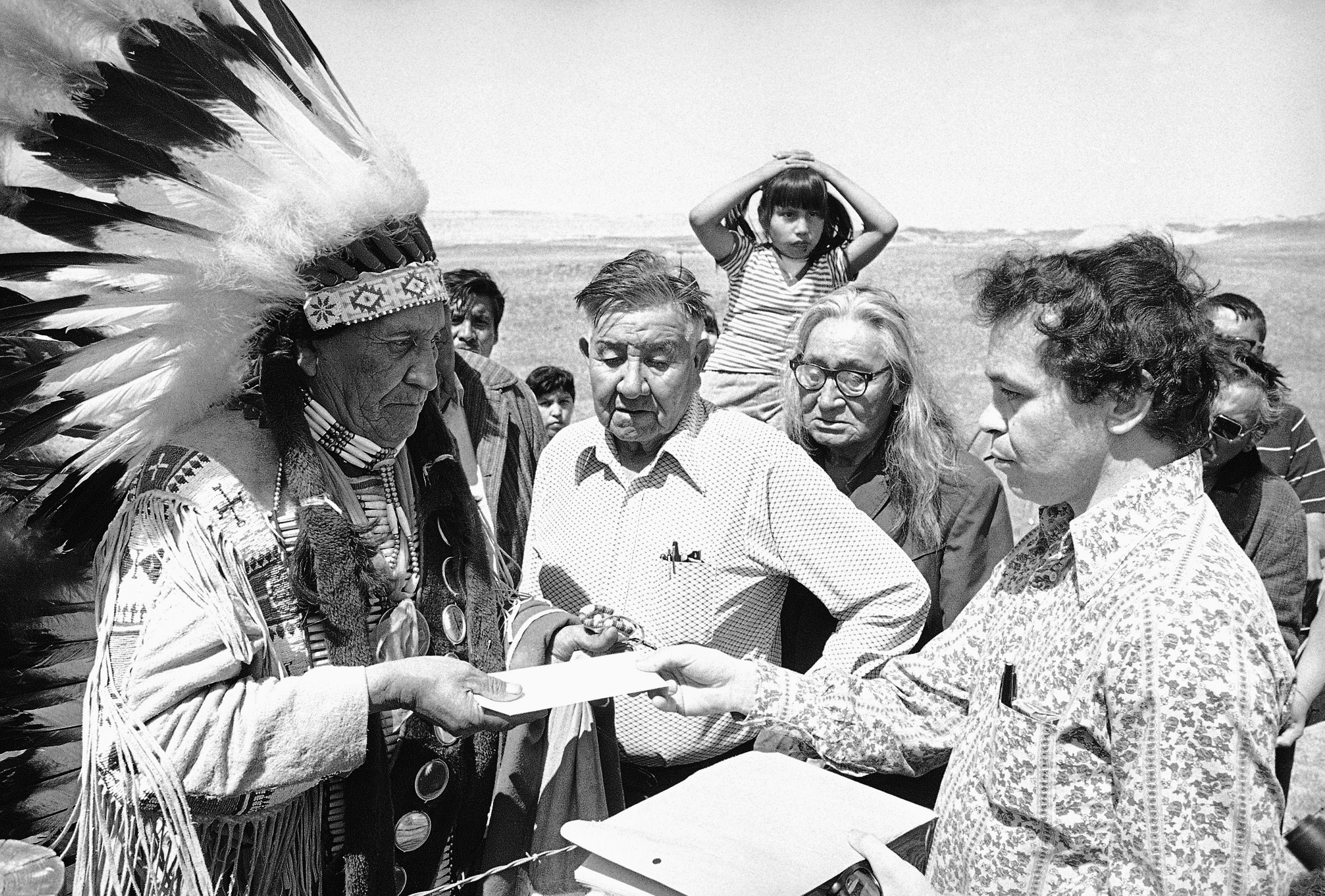 Индеец 7 букв сканворд. Вундед ни 1973. Коренные американцы Восстания 1973. Семья индейцев. Индейцы исторические фото.