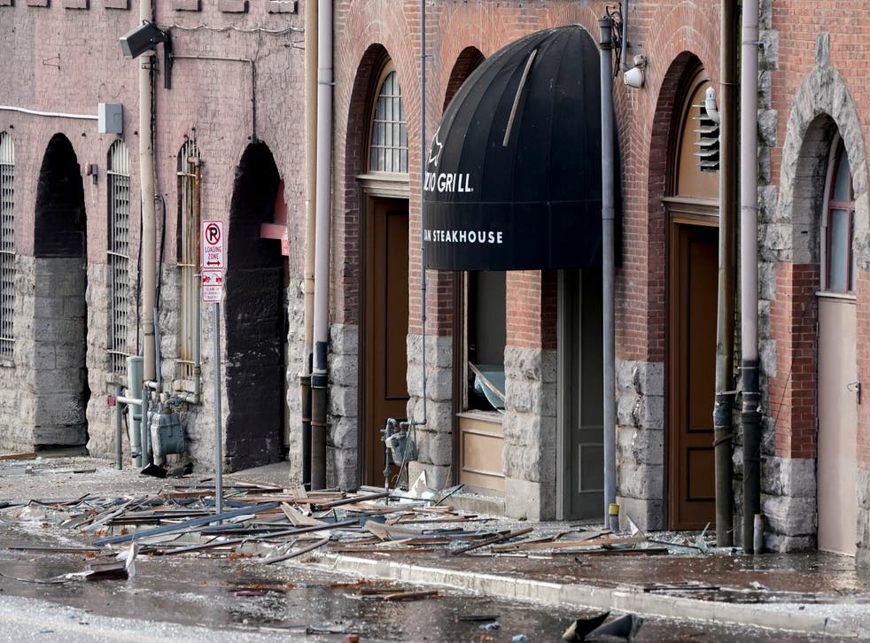 <p>Un vehículo recreacional estacionado explosionó y dañó varios edificios. No se reportaron heridos de inmediato.</p>