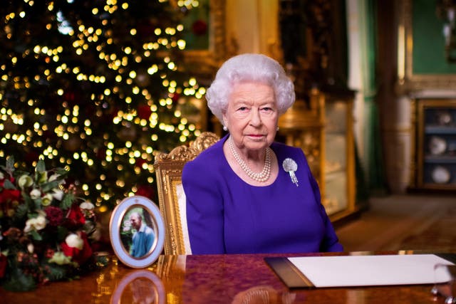<p>La Reina ha elogiado a personas de todo el Reino Unido y la Commonwealth por haber “superado magníficamente los desafíos del año” en su discurso anual de Navidad .</p>