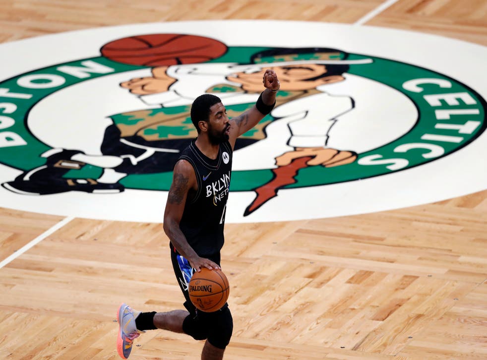 <p>Kyrie Irving, de los Nets de Brooklyn, conduce el balón durante el partido ante los Celtics de Boston, el viernes 25 de diciembre de 2020.</p>