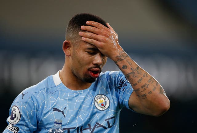 <p>El brasileño Gabriel Jesús, del Manchester City, se lleva una mano a la cabeza durante el partido de la Liga Premier ante el West Bromwich Albion, disputado el martes 15 de diciembre de 2020.</p>