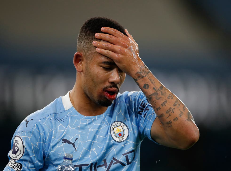 <p>El brasileño Gabriel Jesús, del Manchester City, se lleva una mano a la cabeza durante el partido de la Liga Premier ante el West Bromwich Albion, disputado el martes 15 de diciembre de 2020.</p>