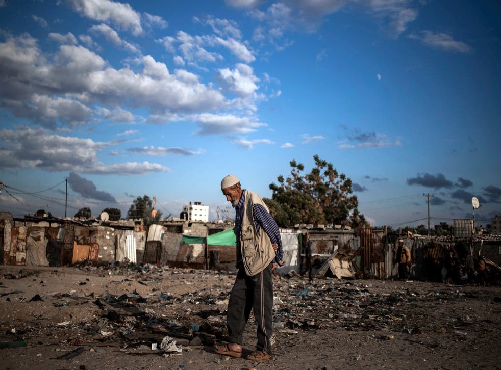 <p>Un anciano palestino camina por un barrio pobre en las afueras del Campo de Refugiados de Khan Younis en el sur de la Franja de gaza, el miércoles 25 de noviembre de 2020. </p>