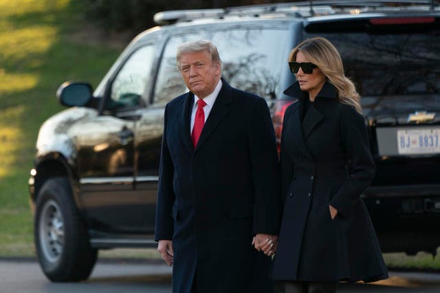 <p>El presidente de los Estados Unidos, Donald J. Trump, y la primera dama Melania Trump (R) salen de la Casa Blanca, en Washington, DC, EE. UU., el 23 de diciembre de 2020, rumbo a Mar-a-Lago en Palm Beach, Florida.&nbsp;</p>