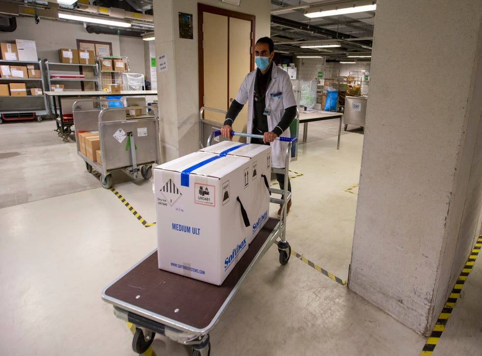 <p>Un trabajador de la salud traslada parte de un embarque de la vacuna de Pfizer y BioNTech contra el COVID-19 en el hospital UZ Leuven en Lovaina, Bélgica, el sábado 26 de diciembre de 2020. </p>