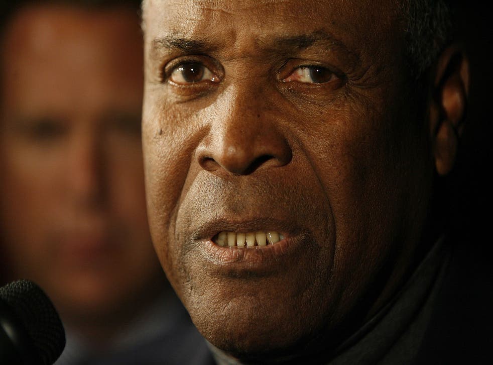 <p>WASHINGTON - 30 DE OCTUBRE: El ex jugador de los Boston Celtics K. C. Jones habla con los medios de comunicación después de asistir a la visión del legendario entrenador de la NBA Red Auerbach en la funeraria de Joseph Gawler's Sons Inc. el 30 de octubre de 2006 en Washington, DC. Auerbach, que llevó a los Celtics a 16 campeonatos de la NBA como entrenador, director general o presidente del club, murió el sábado a la edad de 88 años. </p>