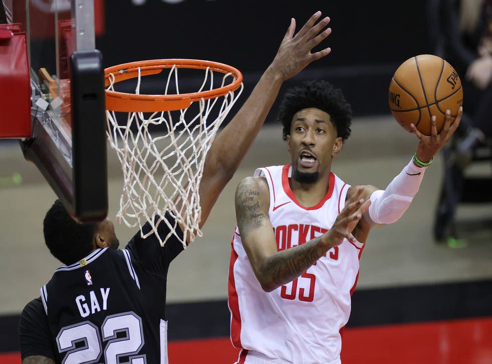 <p>HOUSTON, TEXAS - 17 DE DICIEMBRE: Christian Wood #35 de los Houston Rockets lanza un tiro contra el defensor Rudy Gay #22 de los San Antonio Spurs durante el segundo cuarto de un partido en el Toyota Center el 17 de diciembre de 2020 en Houston, Texas. </p>