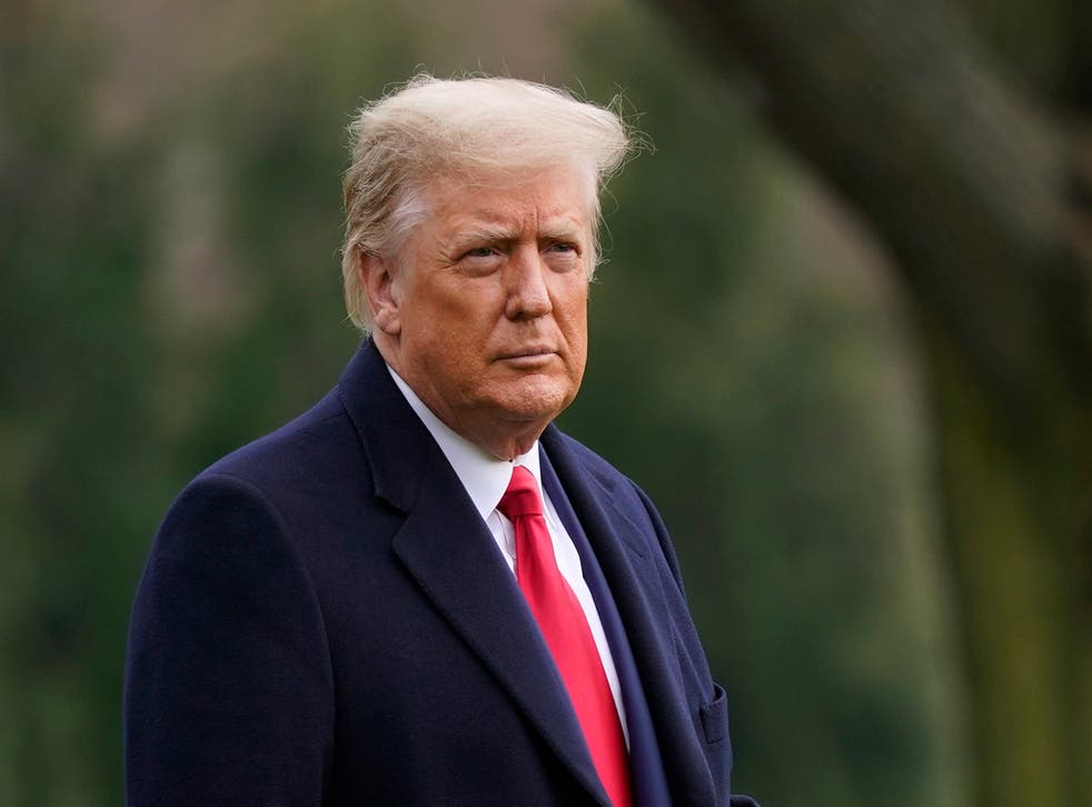 <p>ARCHIVO - En esta fotografía de archivo del 12 de diciembre de 2020, el presidente Donald Trump recorre el Jardin Sur de la Casa Blanca en Washington antes de subir a la aeronave Marine One. </p>