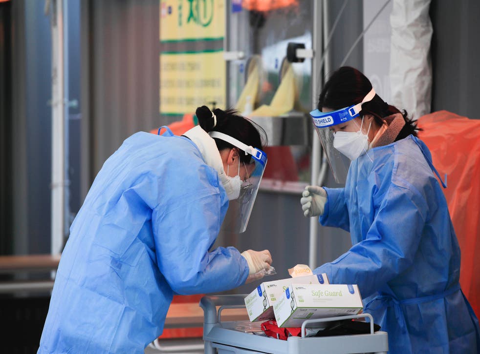 <p>Personal médico con equipo protector contra el coronavirus efectúan pruebas en un lugar en Seúl, Corea del Sur, el domingo 27 de diciembre de 2020. </p>