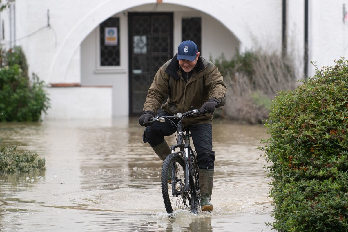Storm Bella hits UK bringing 100mph winds, flooding and travel ...