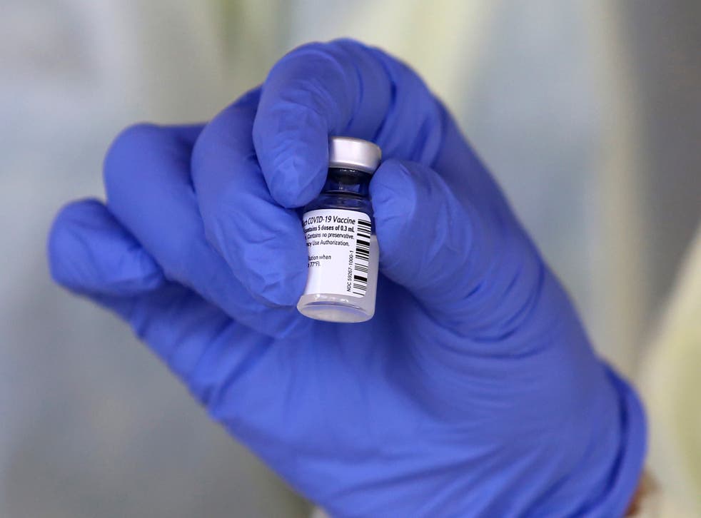 <p>Una enfermera sostiene una dosis de la vacuna contra el coronavirus desarrollada por Pfizer y BioNTech, en Nicosia, Chipre, el domingo 27 de diciembre de 2020. </p>
