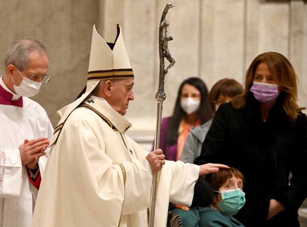 <p>El papa Francisco en la Basílica de San Pedro del Vaticano el 24 de diciembre del 2020. </p>
