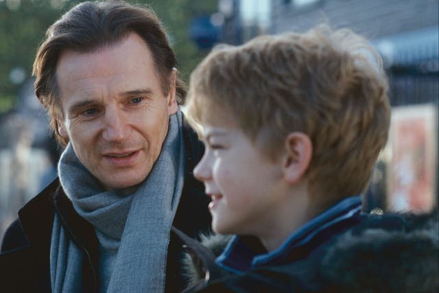 Thomas Brodie-Sangster (derecha) y Liam Neeson en Love Actually (2003)