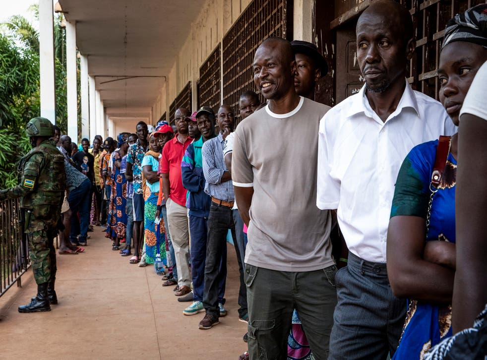<p>Ciudadanos hacen cola para votar en Bangui, República Centroafricana el 27 de diciembre del 2020. </p>