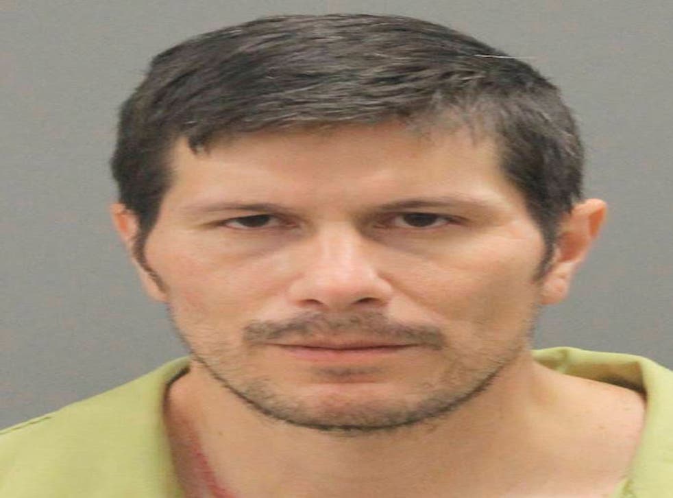 <p>Fotografía facilitada por la policía del condado de Winnebago en la que aparece Duke Webb. El fiscal estatal para el condado de Winnebago, J. Hanley, dijo que Webb, un militar de Florida y 37 años de edad, fue acusado de tres cargos de asesinato y tres cargos de intento de asesinato en primer grado en el tiroteo el sábado 26 de diciembre de 2020 en la bolera Don Carter Lanes, en Rockford, a 130 kilómetros (80 millas) al noroeste de Chicago. </p>