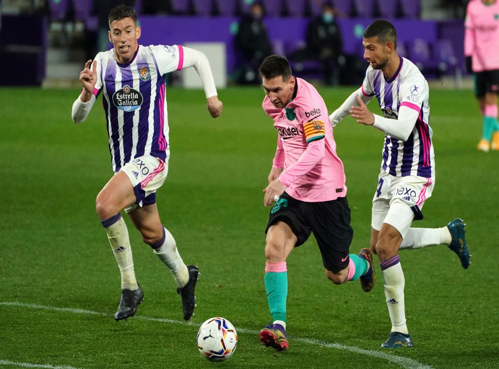 <p>El argentino deja atrás a Rubén Alcaraz del Valladolid, durante un duelo de La Liga. </p>