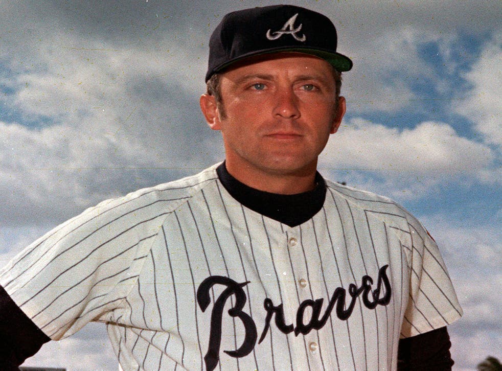 <p>ARCHIVO - En imagen de archivo de 1970, el pitcher Phil Niekro, de los Bravos de Atlanta, posa para la cámara.</p>