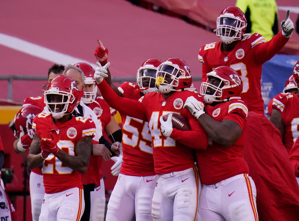 <p>El linebacker Darius Harris festeja con sus compañeros tras recuperar un balón suelto del wide receiver Brandon Powell.</p>