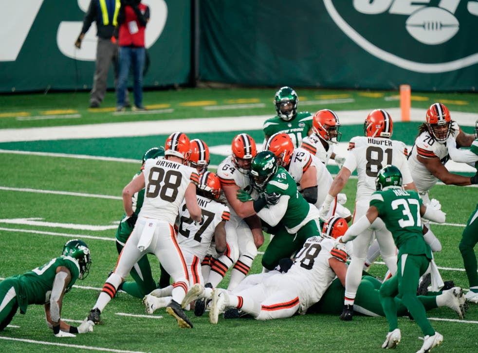 <p>Kareem Hunt recupera un balón perdido del quarterback Baker Mayfield.</p>
