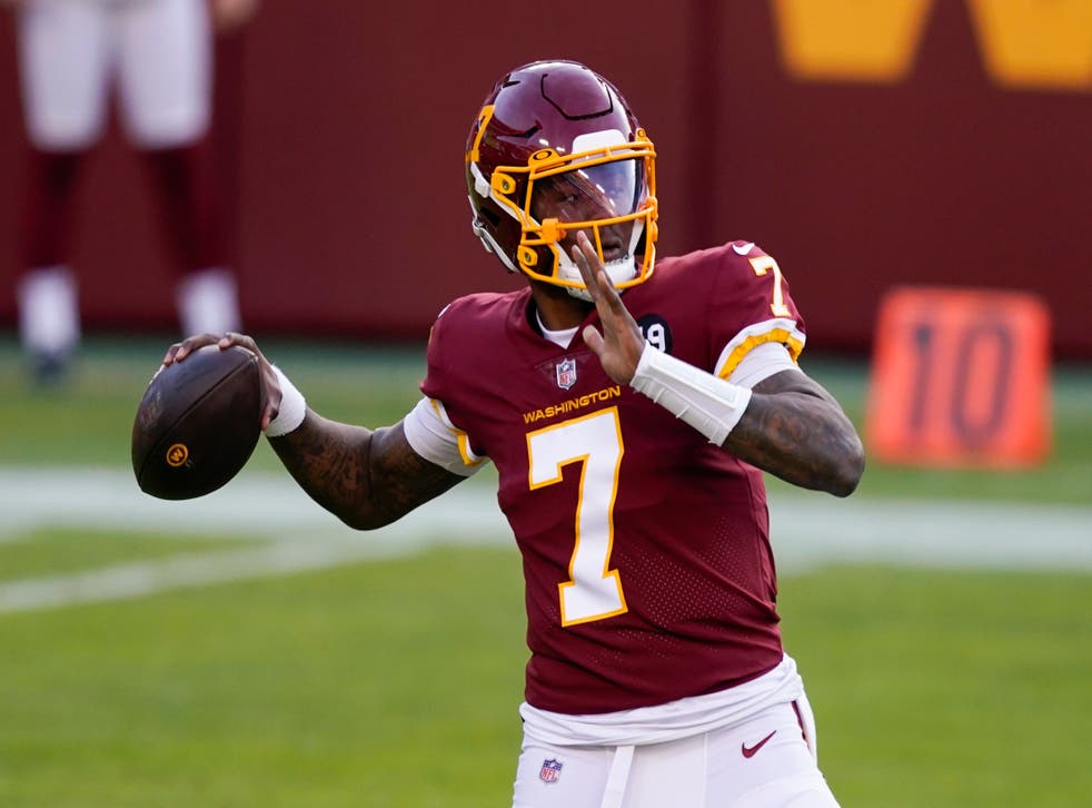 <p>El quarterback lanza un pase durante el encuentro con los Panthers de Carolina.</p>
