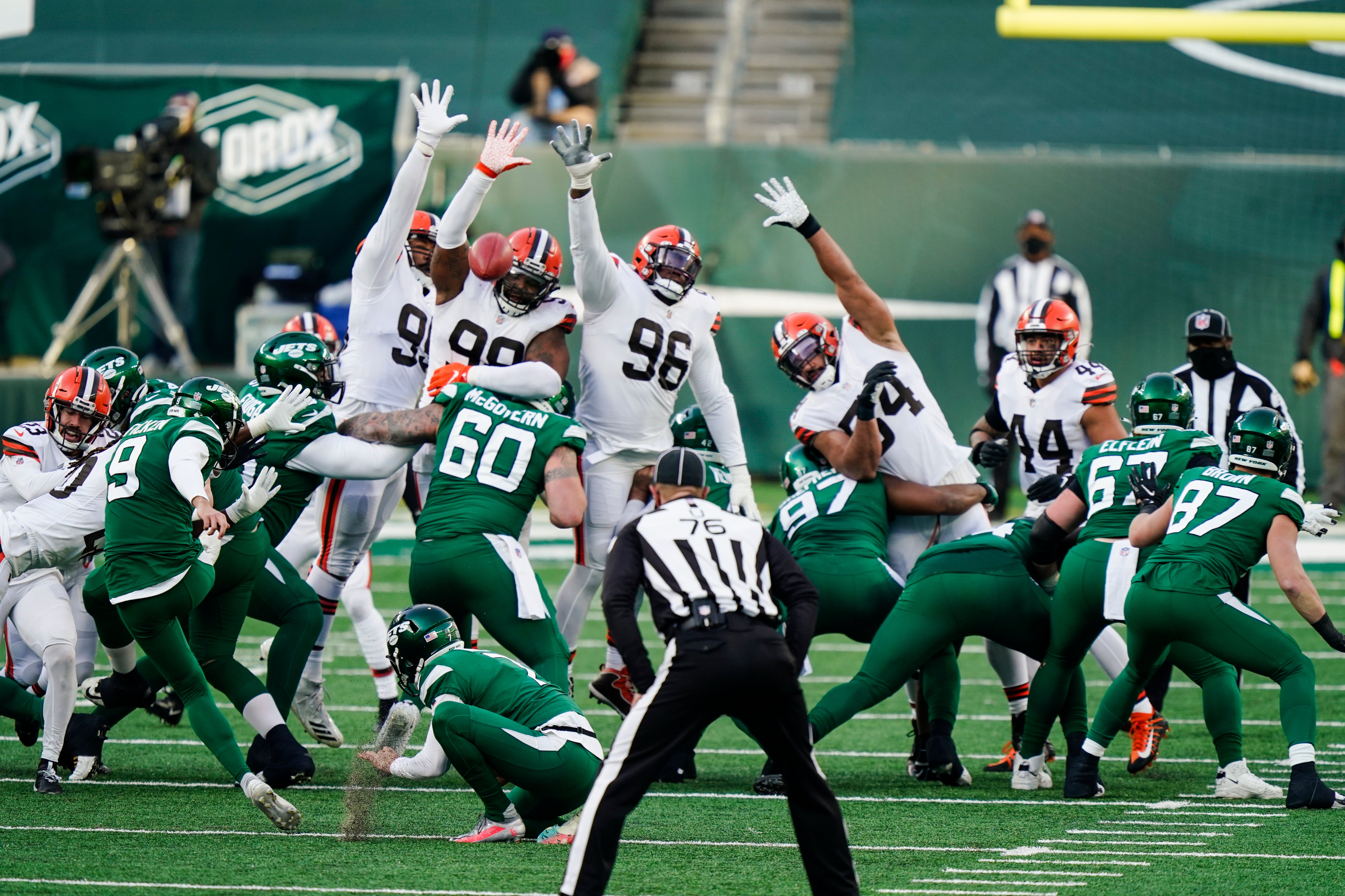 <p>La línea defensiva de los Browns de Cleveland se alza para bloquear un intento de gol de campo del pateador Sam Ficken de los Jets de Nueva York.</p>