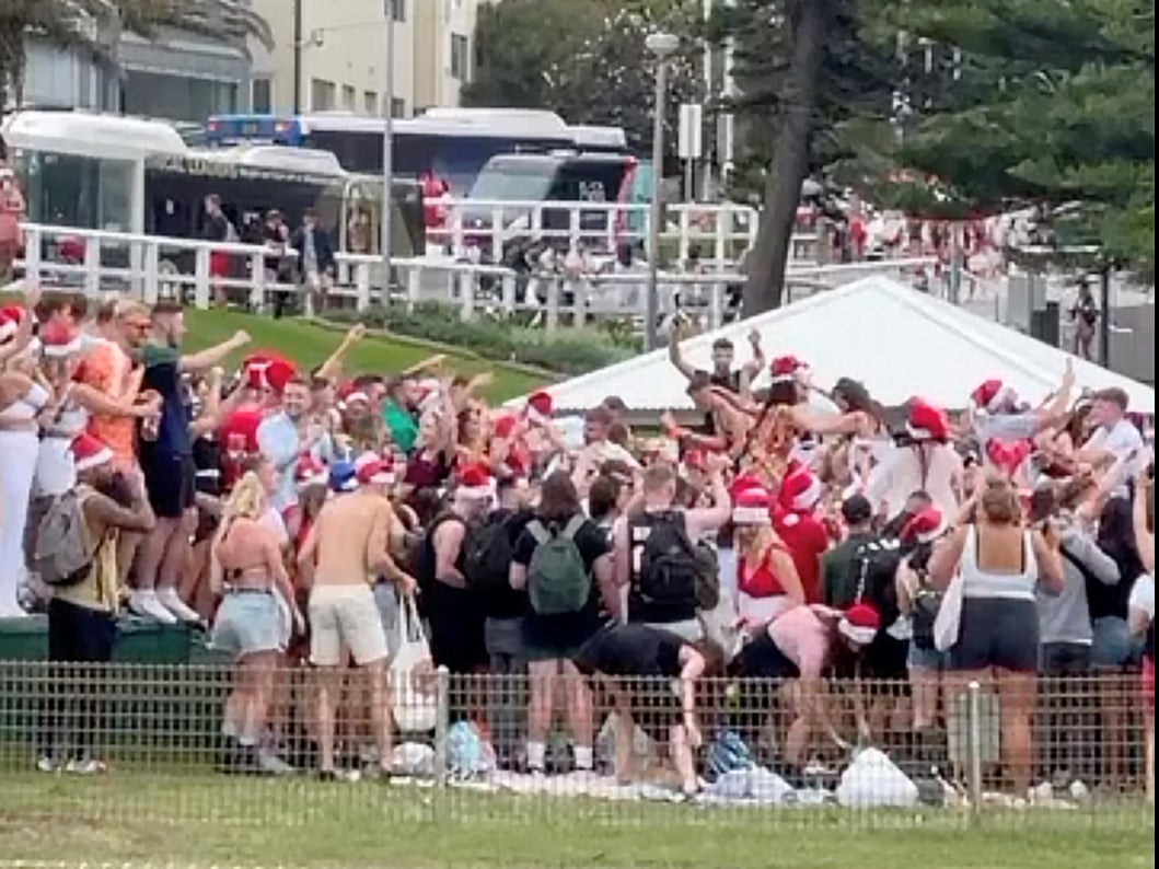 UK backpackers could face deportation over Covid beach parties in Sydney