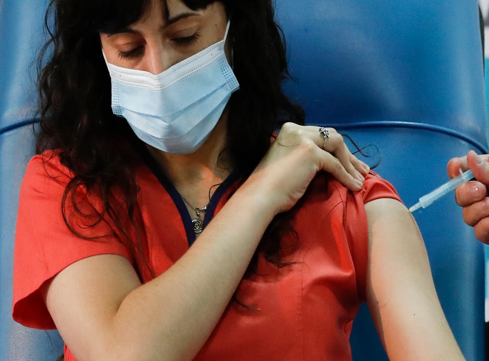 <p>En Buenos Aires, los primeros en ser inoculados en el Hospital Argerich fueron una enfermera, una bioquímica, una medica, una kinesióloga y un camillero</p>