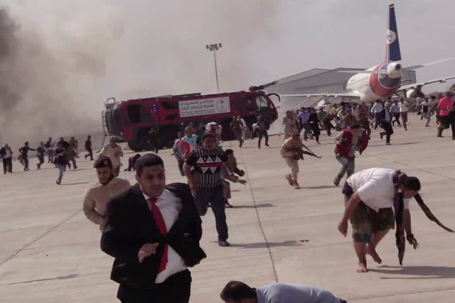<p>La gente corre después de una explosión en el aeropuerto de Adén, Yemen, poco después de que un avión que transportaba al gabinete recién formado aterrizara el miércoles 30 de diciembre de 2020. Nadie a bordo del avión del gobierno resultó herido, pero los informes iniciales dijeron que varias personas en el aeropuerto. Fueron asesinados.&nbsp;</p>