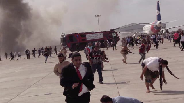 <p>La gente corre después de una explosión en el aeropuerto de Adén, Yemen, poco después de que un avión que transportaba al gabinete recién formado aterrizara el miércoles 30 de diciembre de 2020. Nadie a bordo del avión del gobierno resultó herido, pero los informes iniciales dijeron que varias personas en el aeropuerto. Fueron asesinados.&nbsp;</p>