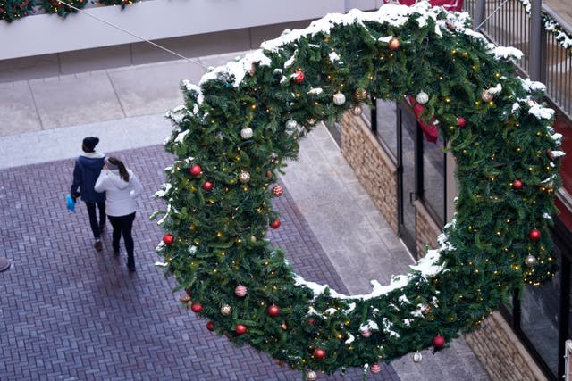 <p>Unas personas caminan por una zona de comercios en el centro de Denver, el 29 de diciembre de 2020.</p>