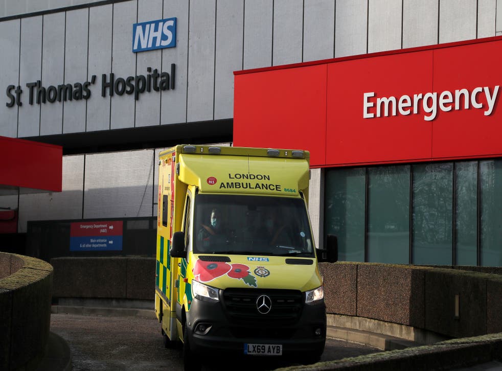 <p>Los hospitales en Inglaterra se han visto rebasados por la gran cantidad de hospitalizaciones en los últimos días</p>