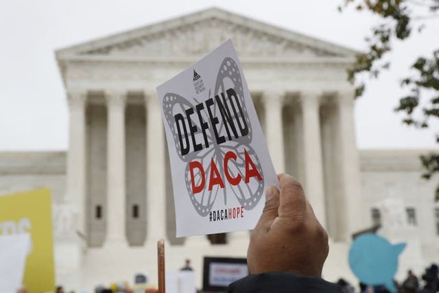 La gente se manifiesta frente a la Corte Suprema en noviembre de 2019 mientras se escuchan argumentos orales en el caso de la decisión del presidente Trump de poner fin al programa de Acción Diferida para los Llegados en la Infancia.