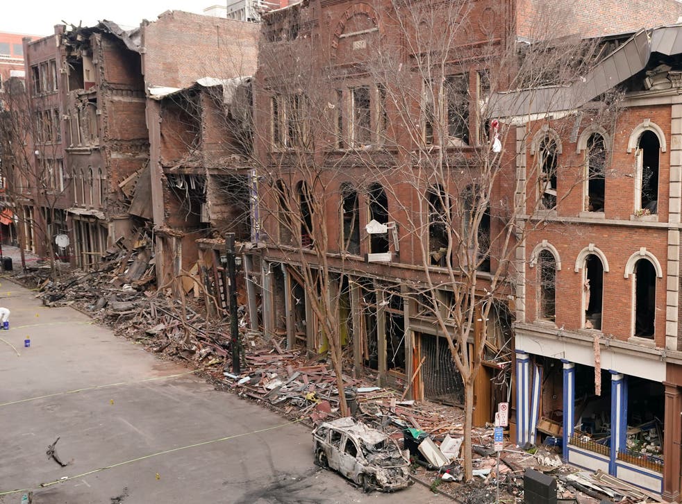 <p>Un auto destruido por una explosión el día de Navidad permanece en una calle en Nashville, Tennessee, el martes 29 de diciembre de 2020. </p>