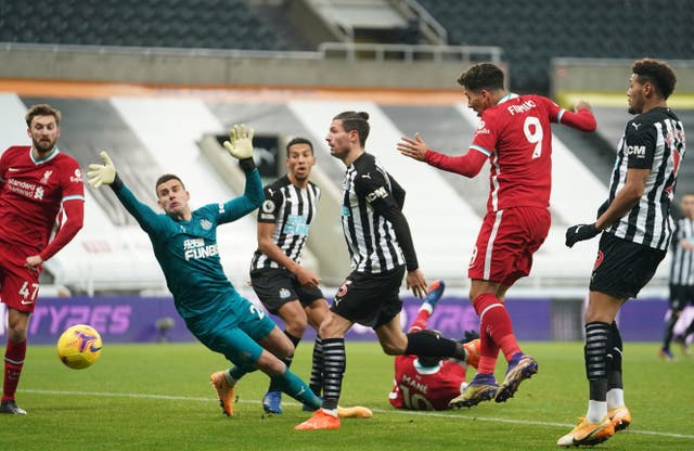 <p>Firmino remata de cabeza frente al arquero Karl Darlow, de Newcastle.</p>